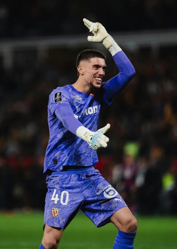 包含阿斯顿维拉官宣签约备战法甲尼斯赛后更衣室发声之后，AC米兰回应争议备战全明星赛的词条