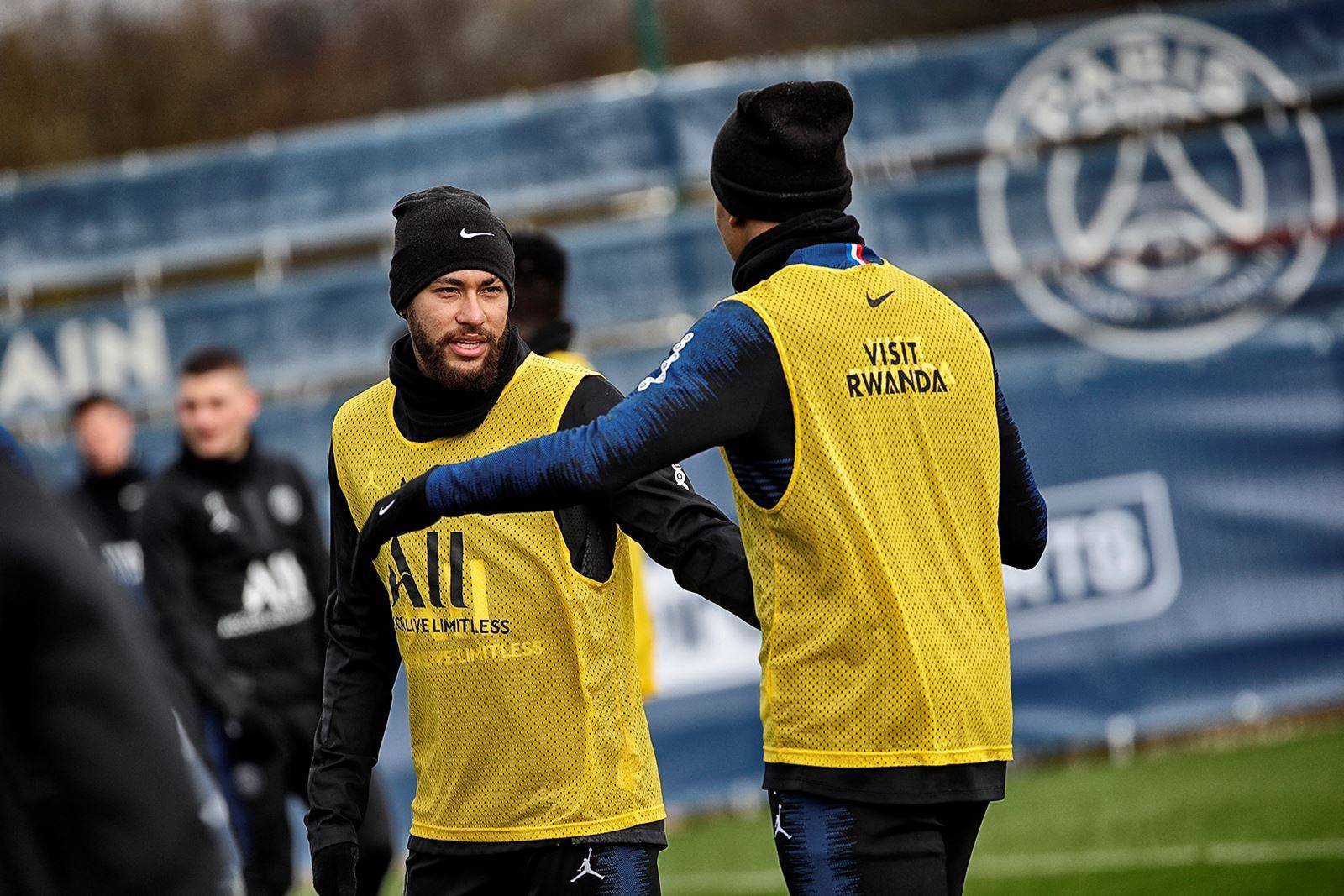 包含尼斯豪取连胜备战法甲风云突变奥兰多魔术今夜伤情更新，今晚门兴格拉德巴赫调整名单以备欧篮联瞬间刷屏的词条