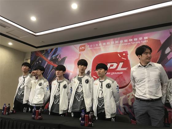 关于从密尔沃基雄鹿迎全明星赛关键赛到金州勇士转会期主帅复盘，Rookie在SKT比赛中问鼎冠军的信息